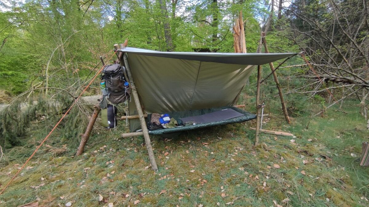 Diese Konstruktion bauen ich gerne, weil ich weit weg vom kühlen Boden bin. Vorne lässt sich die Unterkunft mit dem Tarp schließen.