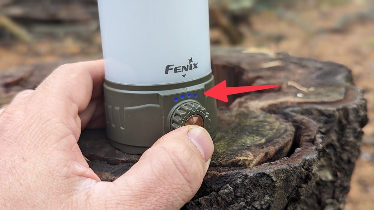 https://survival-kompass.de/img/artikel/fenix-cl26r-pro-led-campingleuchte-test-review-akkustand-anzeige.jpg