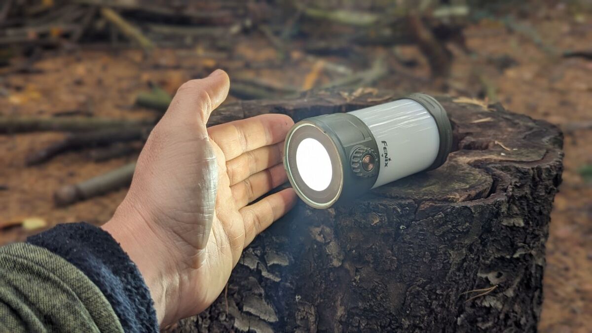 https://survival-kompass.de/img/artikel/fenix-cl26r-pro-led-campingleuchte-test-review-fokuslicht.jpg