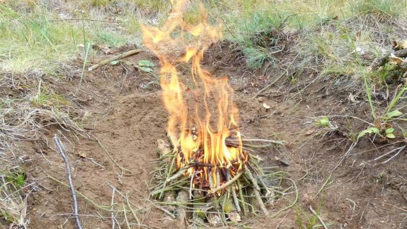 Großartig, dein Feuer brennt. Diese Flammen reichen schon aus, um eine Tasse Wasser zu erhitzen.