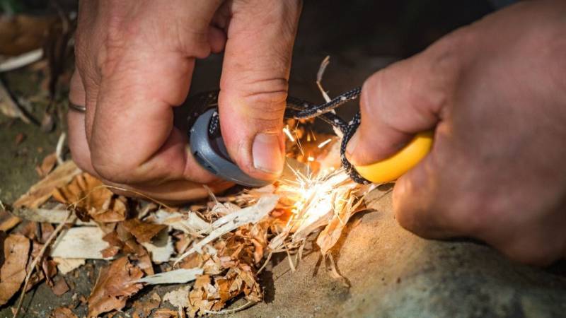 Mit dem Funken eines Feuerstahls entzündest du deinen Zunder