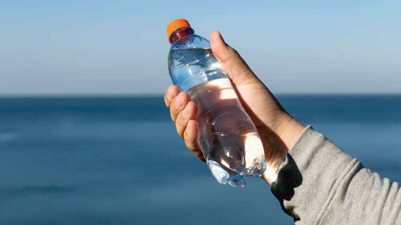 Eine Plastikflasche kann das Licht wie eine Lupe bündeln