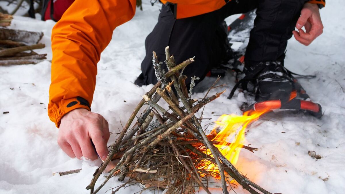 feuer im schnee aufbauen und entzuenden