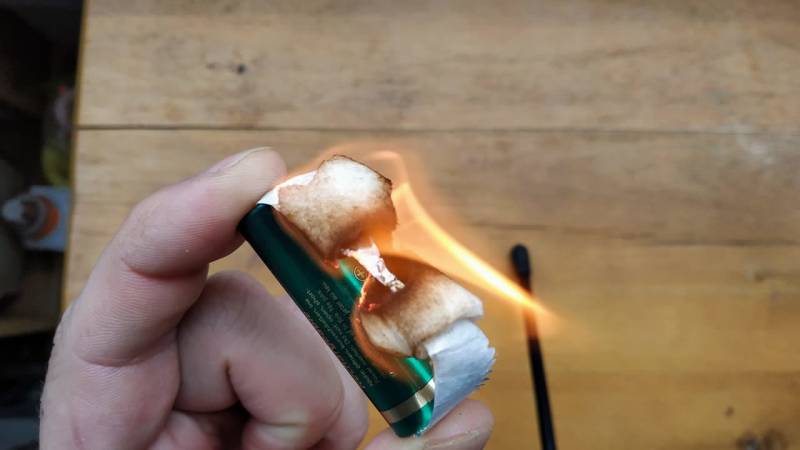 Feuer machen mit einer Batterie und Kaugummipapier