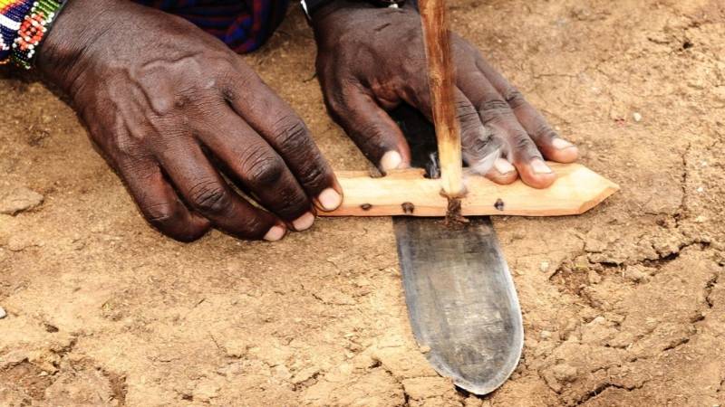 Das Feuerbohren haben die indigenen Völker perfektioniert