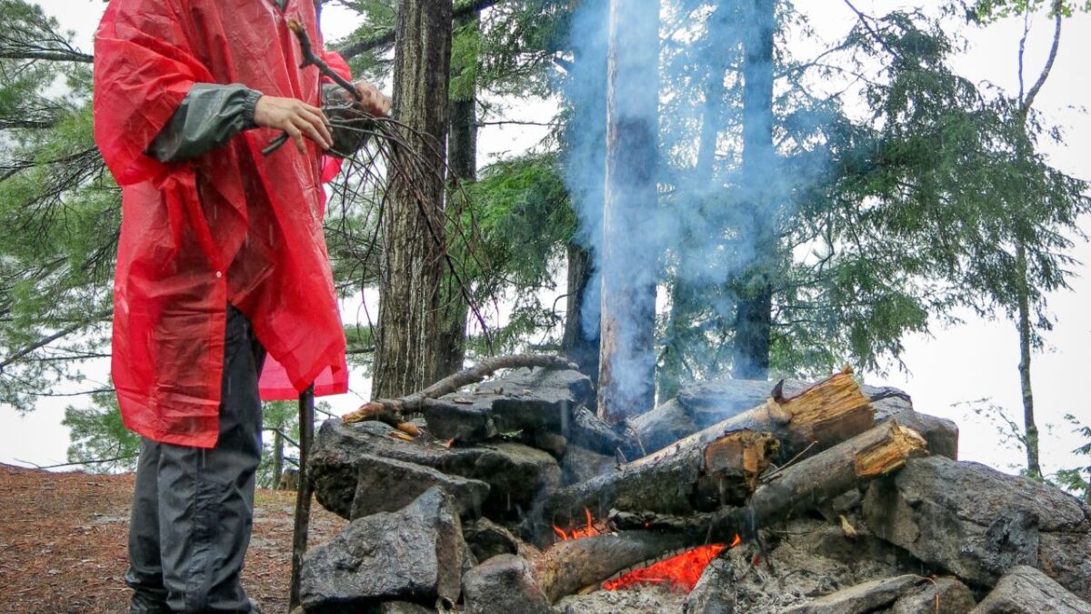 Feuer machen bei Regen - Eine Anleitung, die Hauptprobleme und wie man sie überwindet