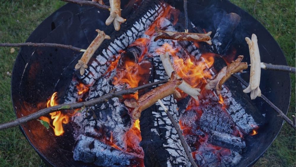 Lass die Kinder auch beim Feuermachen helfen