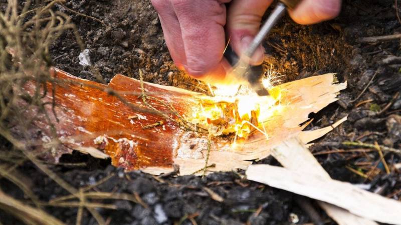 Mit dem Feuerstahl entzündest du in wenigen Minuten ein Feuer