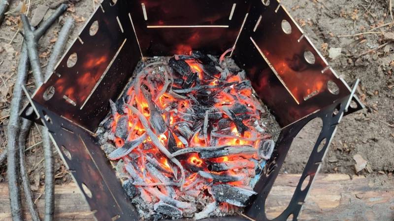 The enormous heat in the combustion chamber allows you to cook with the embers long after the open fire