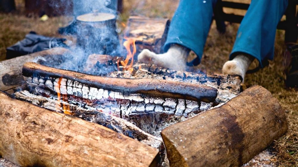 fuesse am lagerfeuer aufwaermen