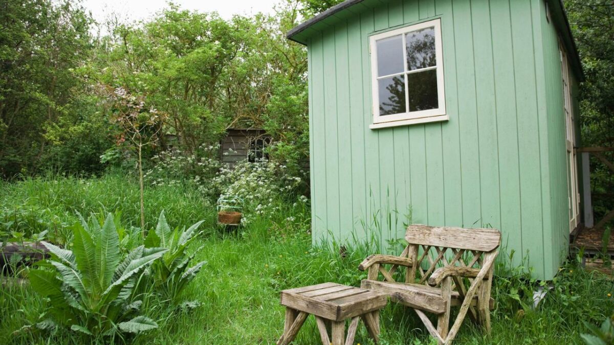Im Gartenhaus kann man sich mit Freunden treffen und in entspannter Atmosphäre über Selbstversorgung, Gartenarbeit und andere Themen austauschen.
