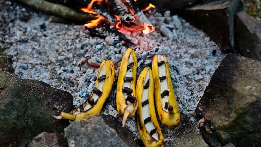 Lecker: gefüllte Banane mit Schokoriegel