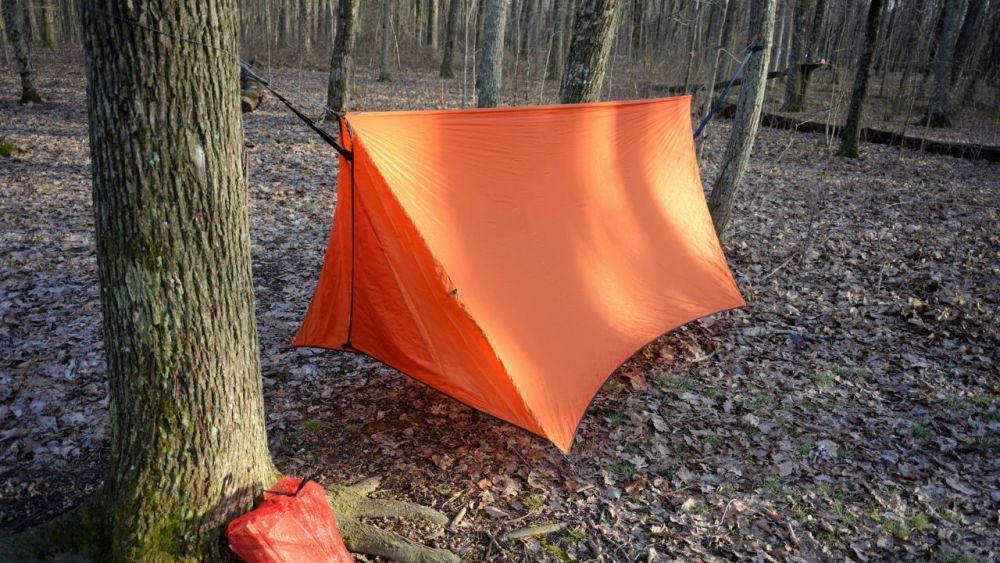 Ein Tarp mit Hängematte, welches geschlossen an den Enden ist – so schützt du dich noch besser vor dem Wetter