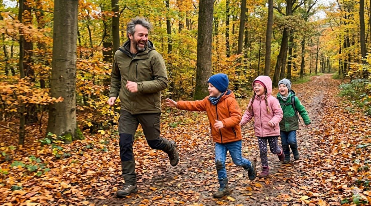 Warum Erwachsene wieder spielen sollten | Wildnispädagogik gluecklich familie herbst wald