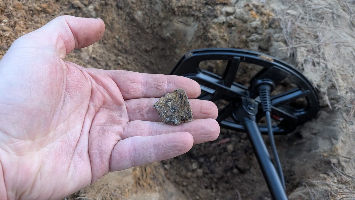 hand sonde schmutzig fund erde