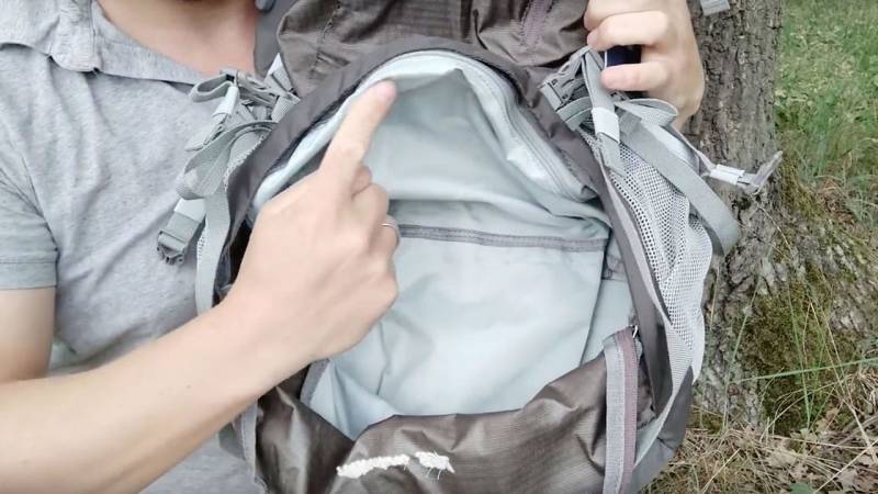 Die Haupttasche kannst du im Innersten trennen. Außerdem kannst du von unten an die Sachen im Rucksack kommen.