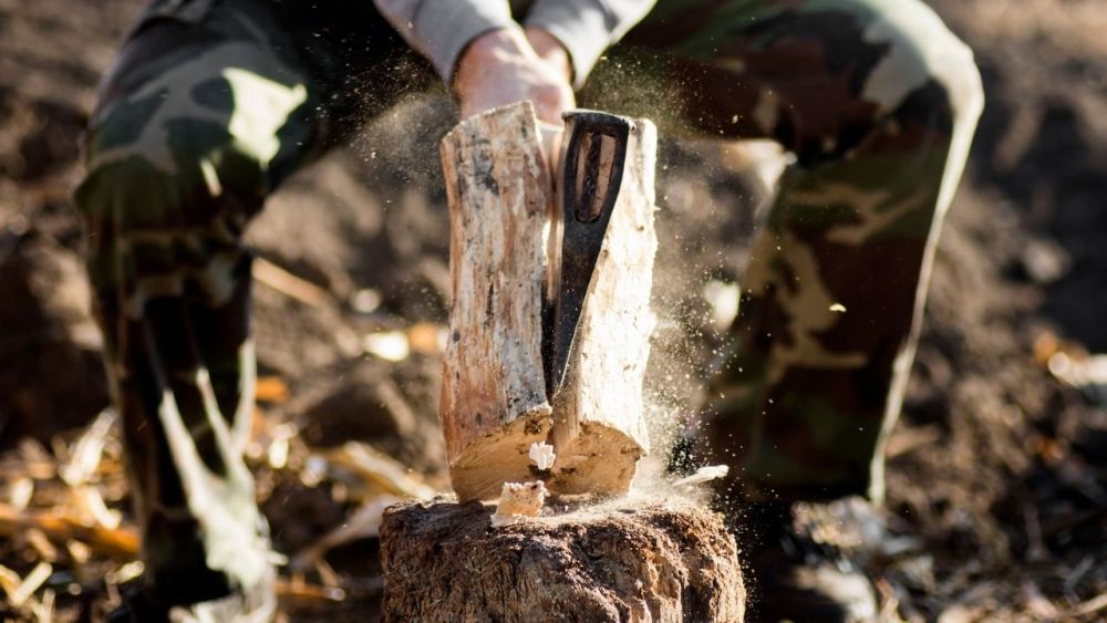 Holzhacken mit einer Axt ist eine altehrwürdige Tradition, die es seit Jahrhunderten gibt. Der Prozess des Holzhackens mit einer Axt ist nicht sehr komplex – das Ziel ist es, das Holz zu durchhacken, um es in kleinere Stücke zu zerlegen.