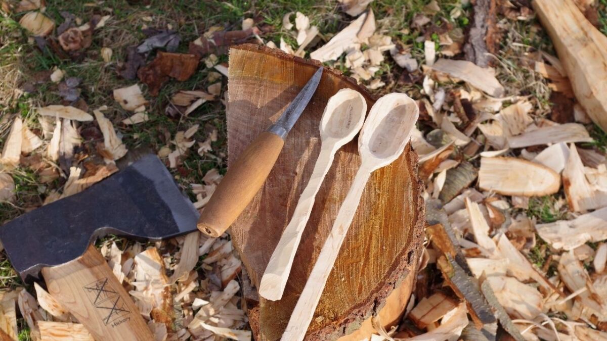 An axe, a carving knife, and wood - let the fun of carving begin
