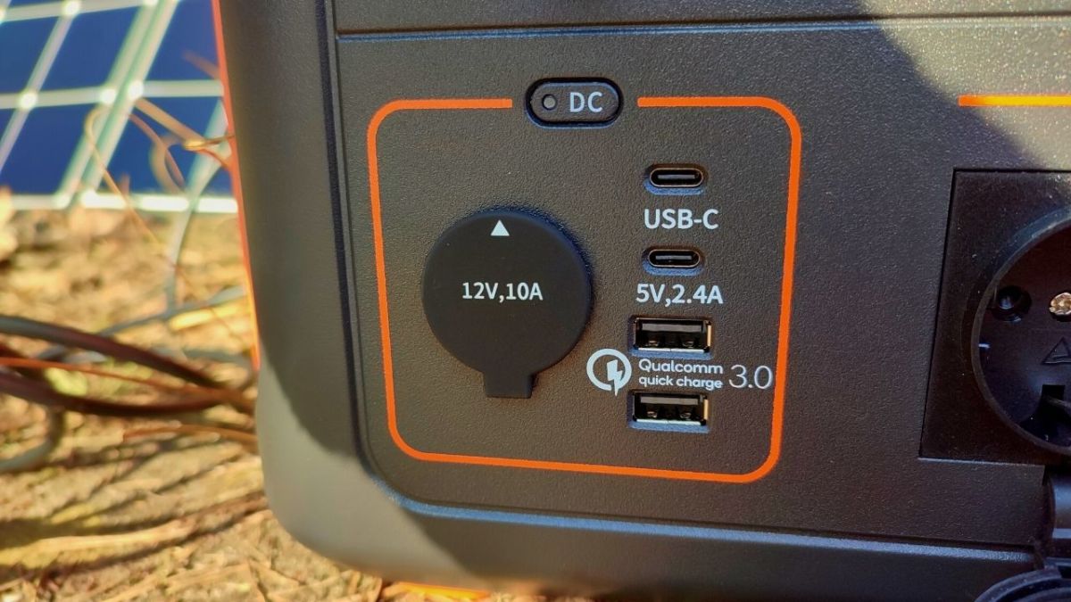 Jackery Solar Generator 1000 with USB outputs