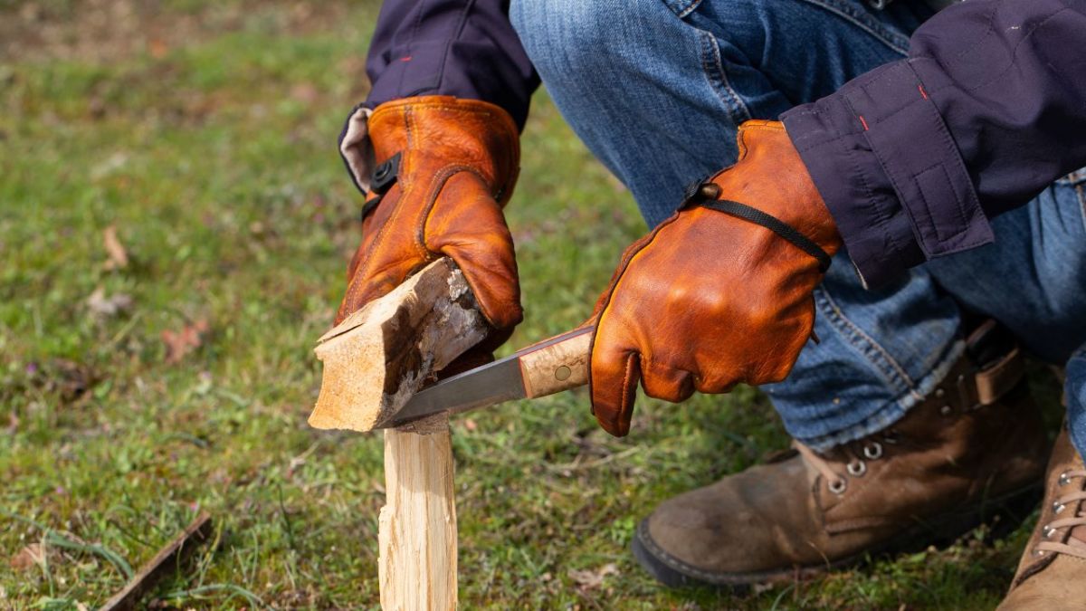 Mit einer Jeanshose in den Wald? Kannst du machen, aber erwartet nicht, dass sie fürs Bushcraften geeignet ist. Besonders wenn du mehrere Tage unterwegs bist, solltest du die Finger von Jeanshosen lassen.