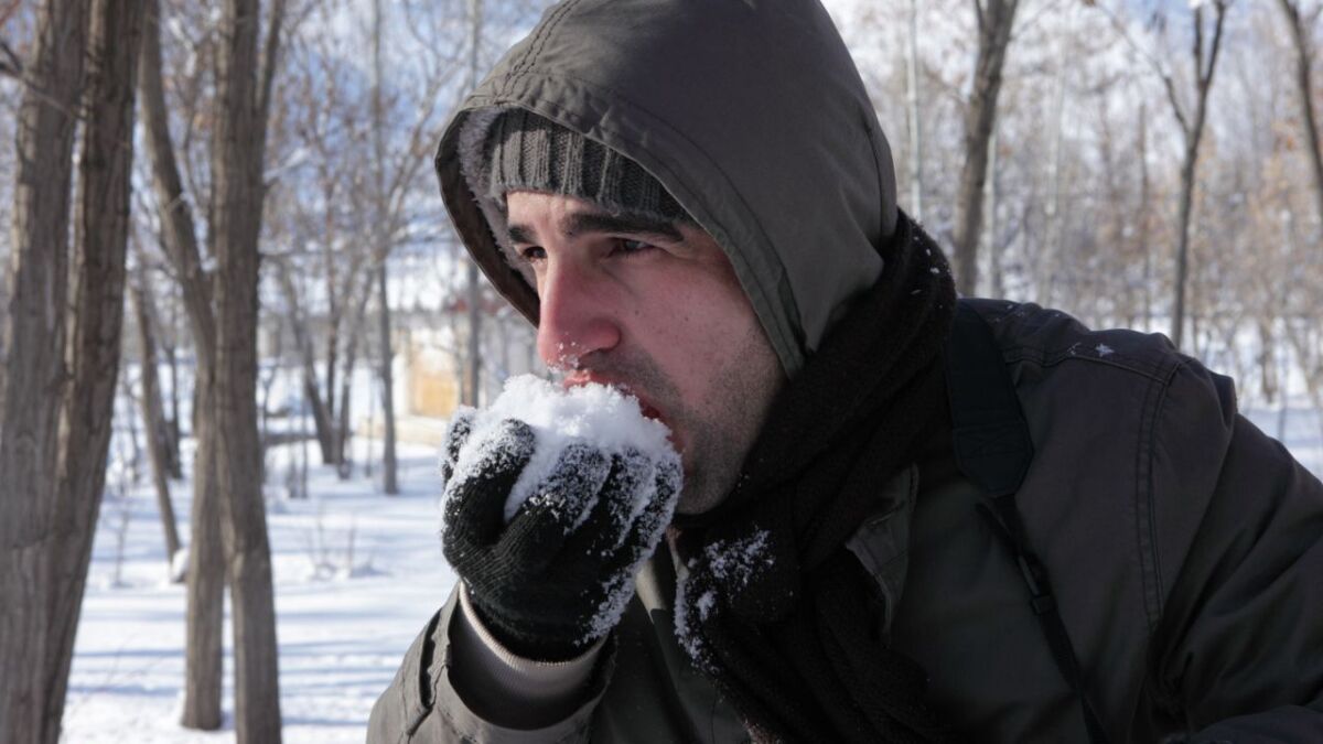 Can one really eat snow in survival situations?
