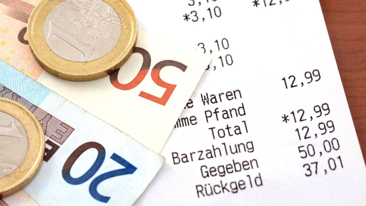 If you look at your expenses from last month, you will surely find some things that were not necessary. Think carefully about what you need and what you don't.