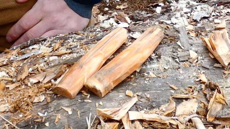 Das Holz zerlegst du in handlichen Stücke. Ein Stück reicht für viel Zunder. Das Holz zerlegst du in handlichen Stücke. Ein Stück reicht für viel Zunder.