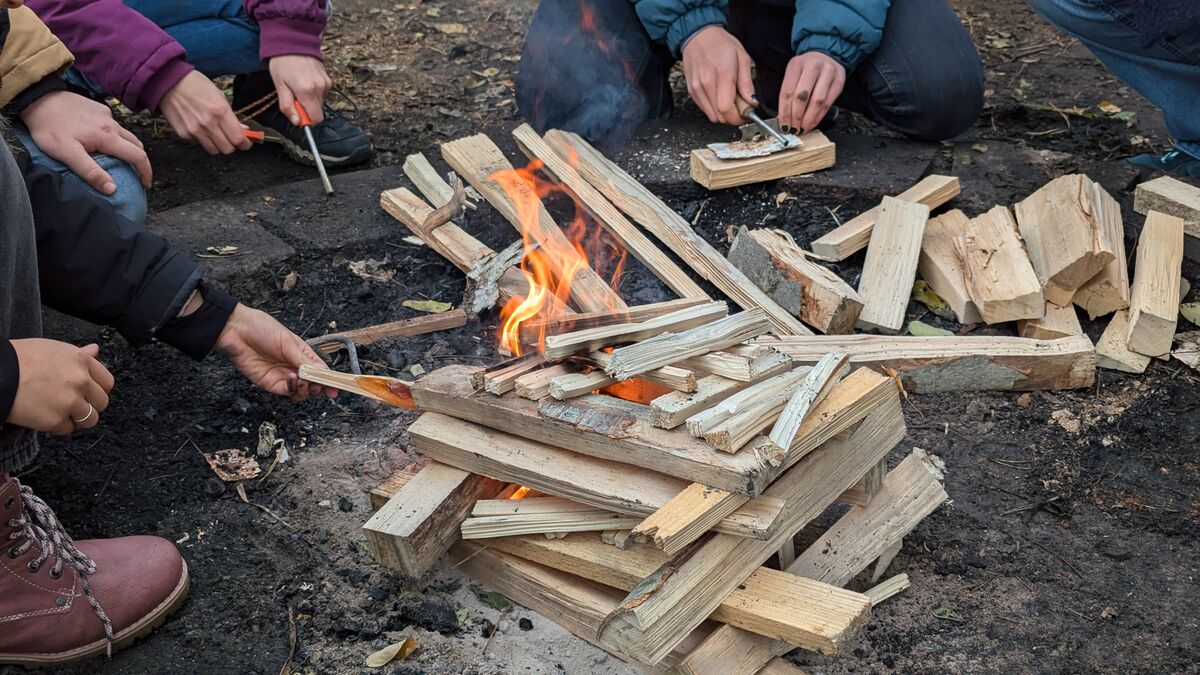 kinder machen lagerfeuer 1