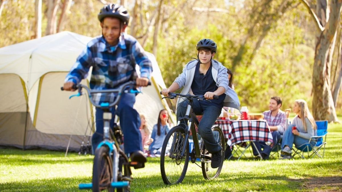 kinder mit fahrraedern auf campingplatz
