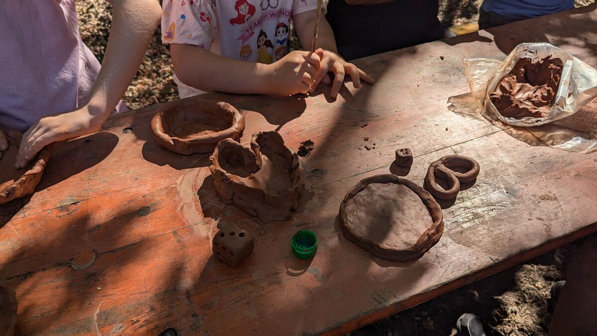 kinder toepfern mit lehm