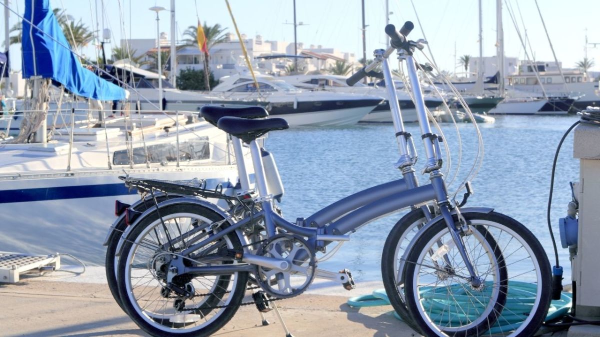 The folding bike is a great option for those who want to ride a bike but don't have space for a regular bike. It is also a great bike for short trips and for campers, as it can be folded into a small package.