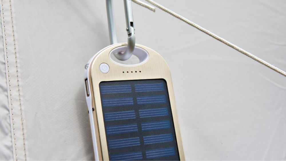 Zu kleine Solarpanels, wie hier auf dem Bild, empfehle ich dir nicht. Du wirst dein Smartphone nur wenig aufladen können damit und eine 20.000 Ah Powerbank vollzuladen, wird Wochen dauern