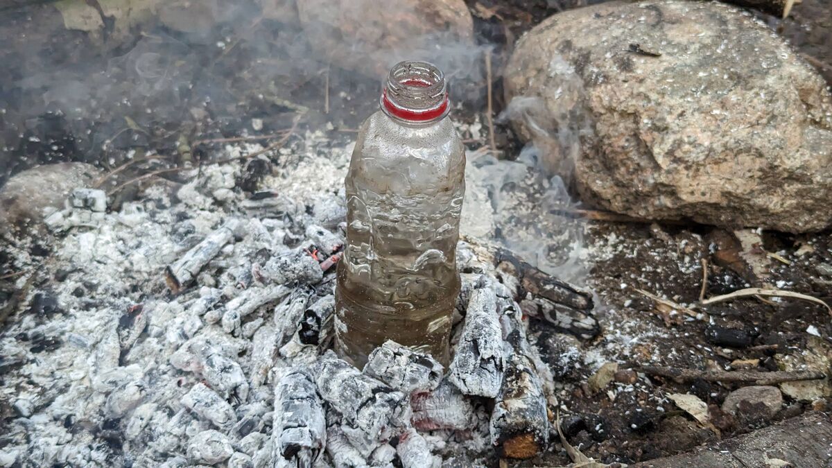 kochendes wasser in pet flasche in lagerfeuer