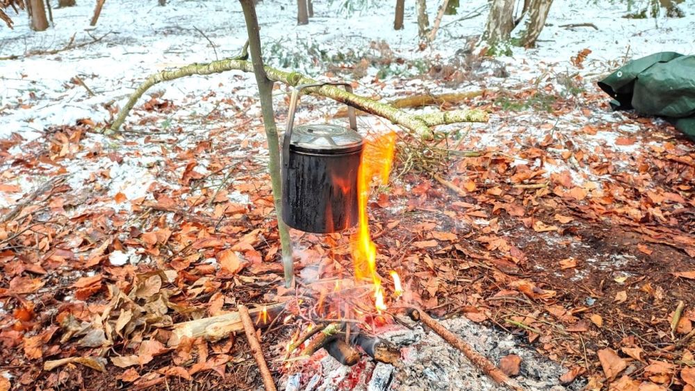 Bereite dir öfters am Tag einen heißen Tee zu und wärme dich am Feuer