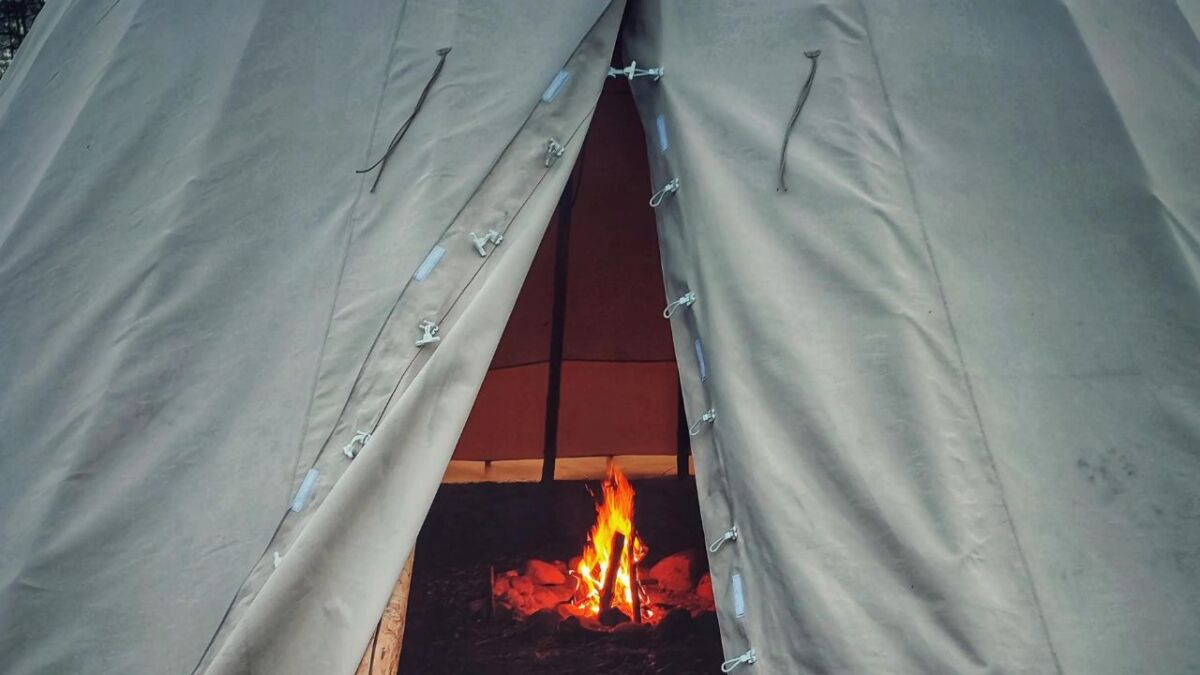 lagerfeuer im tipi zelt 1