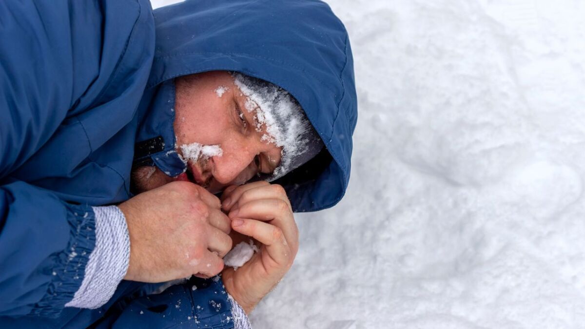 mann friert im schnee unterkuehlung