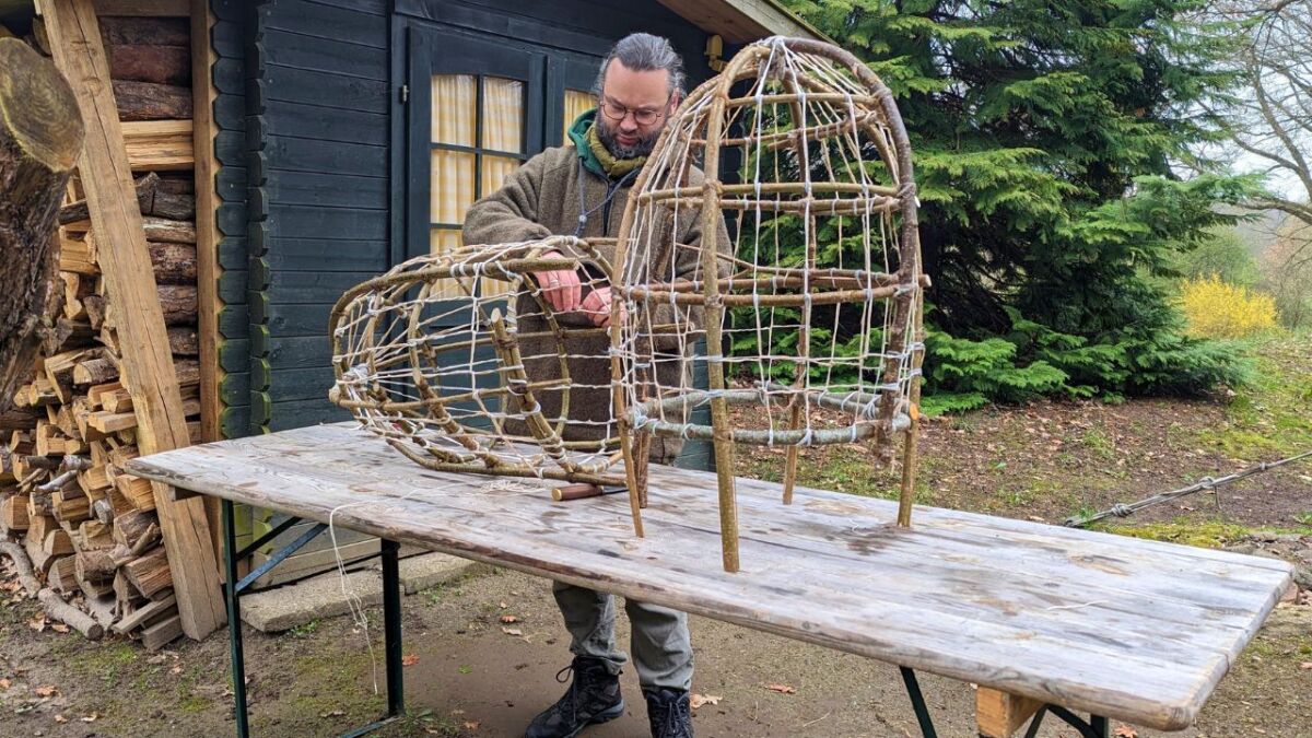 On this image you can see how I create a carrying basket using only natural materials