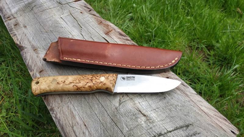 A typical bushcraft knife: wooden handle, Scandi grind and compact