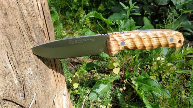 A bushcraft knife should be a fixed blade knife - this way you can control it safely. With the PUMA ondular 3, the blade extends through the entire knife to the end of the handle (full tang construction).