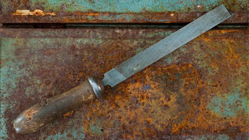 Eine feine Metallfeile trägt auch Material ab und schärft dein Messer