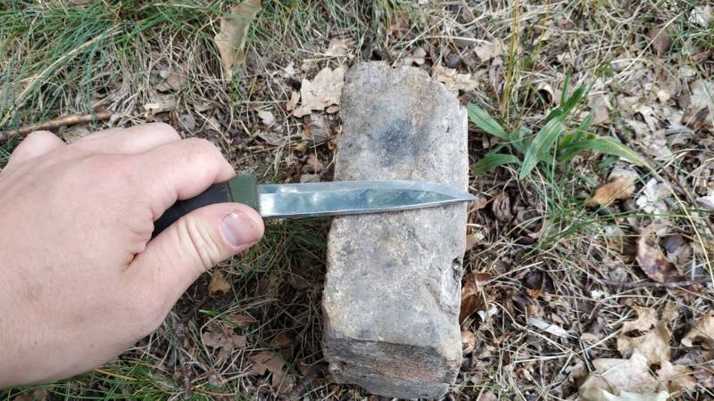 Auch mit einem alten Ziegelstein lässt sich ein Messer schärfen