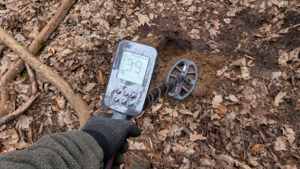 metalldetektor erdloch wald