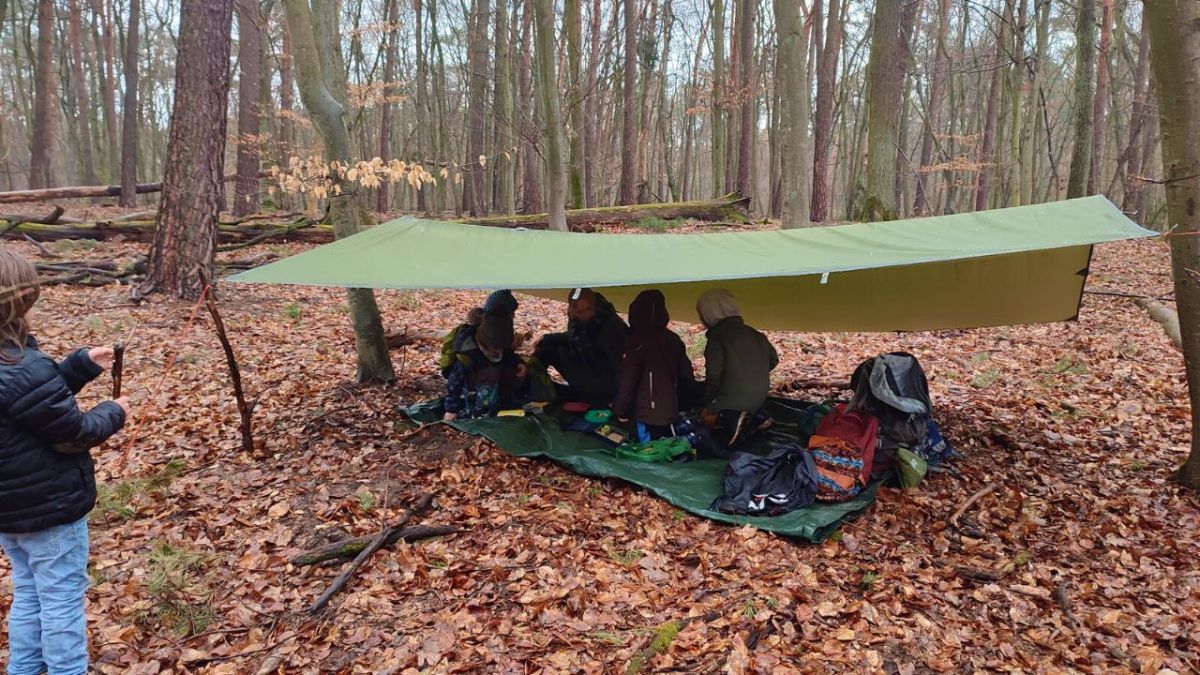 Mit einem großen Tarp (hier im Bild 3 x 4 Meter) finden bei einem plötzlichen Wetterumschwung viele Kinder platz