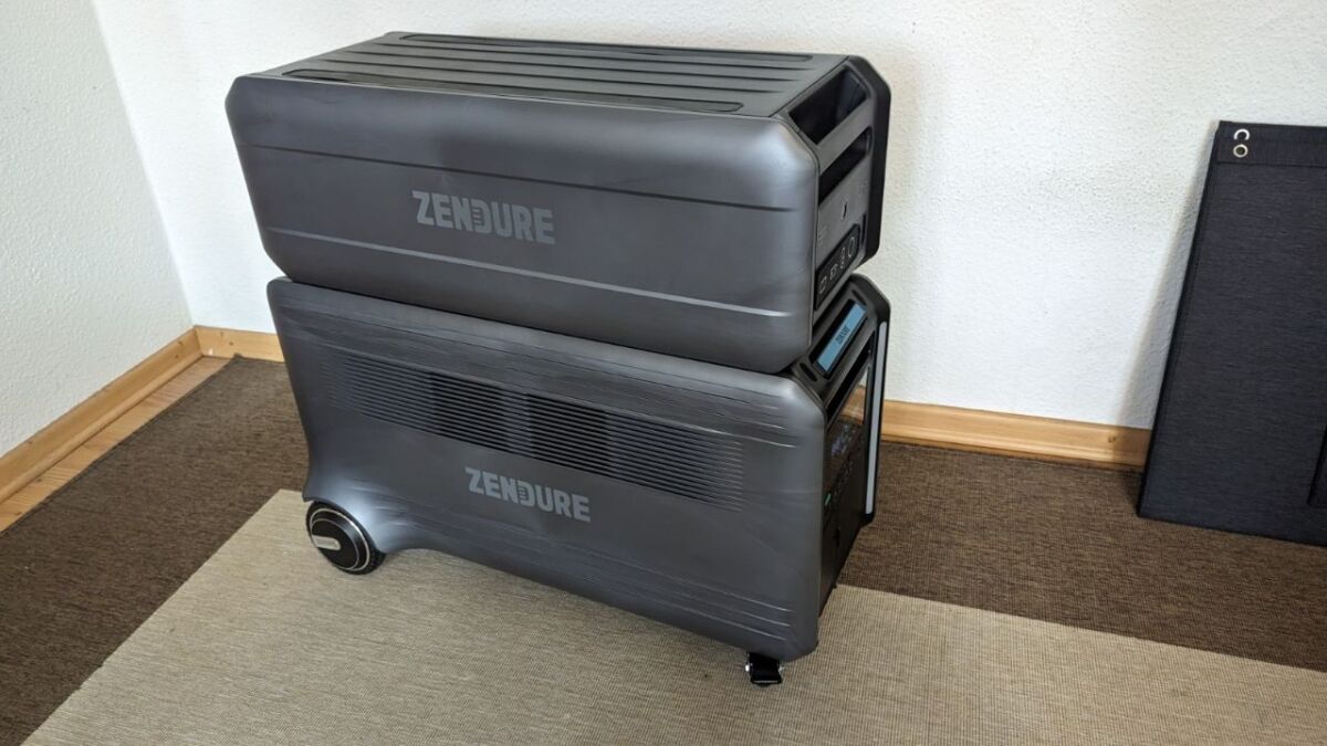 Die Zendure Superbase mit einer Satellitenbatterie