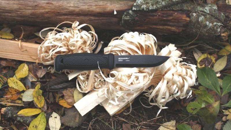 Sharpened a few times on the leather strap, this keeps the knife razor-sharp for the next task, e.g. for making feathersticks.