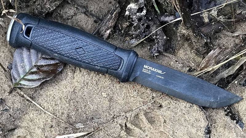 The blade of the Morakniv Garberg is made of carbon steel, is 3.2 mm thick and 10.8 cm long
