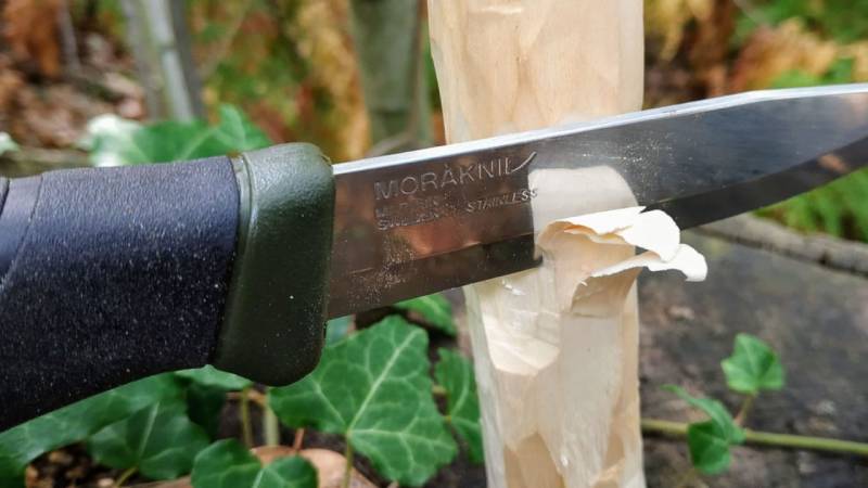 Mit dem Morakniv Companion Messer kannst du gut Holz bearbeiten, weil es einen Scandi Schliff besitzt
