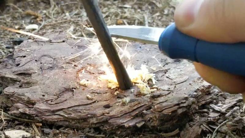 Das Morakniv Eldris besitzt einen scharfkantigen Klingenrücken – perfekt für den Feuerstahl
