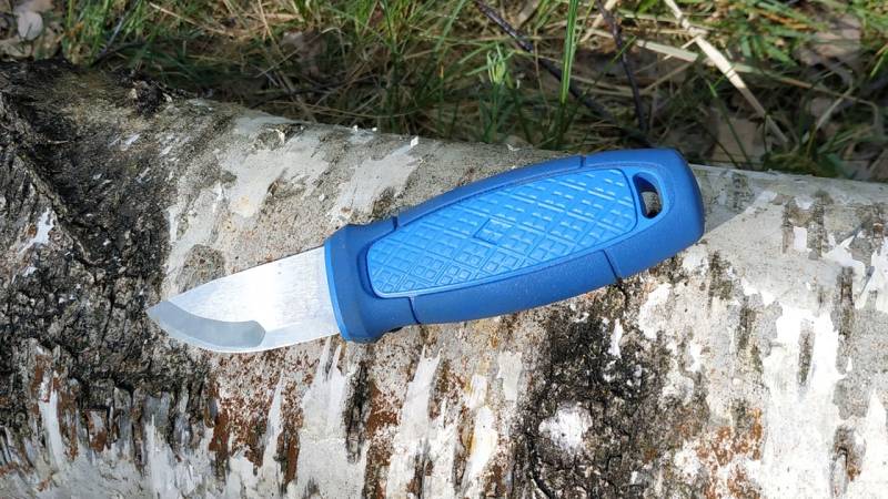 The Mora Eldris fits securely in the hand due to its thick handle