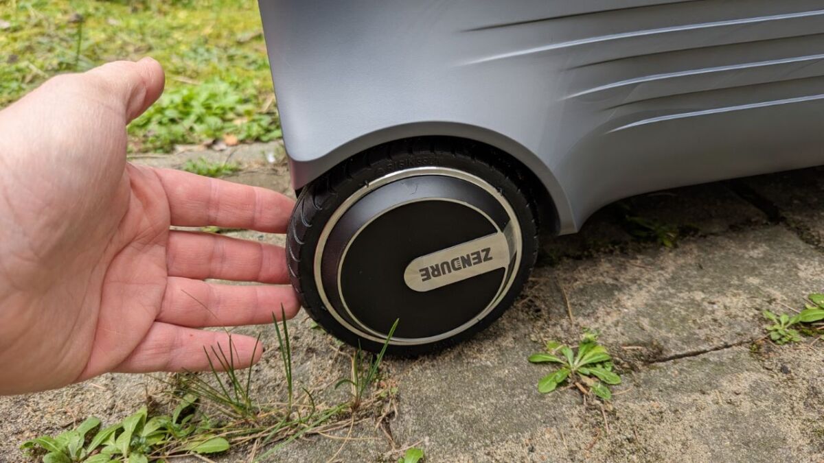 The motorized wheels make transportation significantly easier – you can even control the Zendure like a remote-controlled toy car via an app